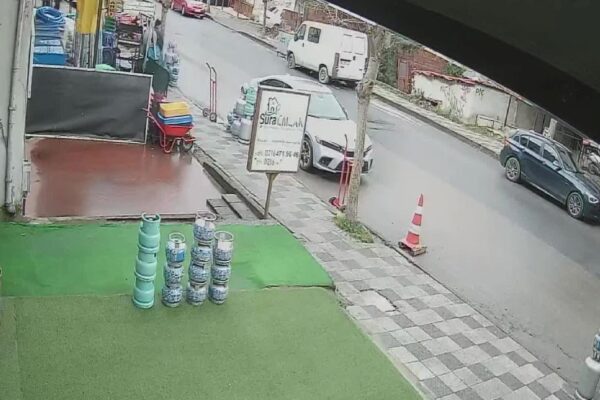 İstanbul’da sahipsiz köpekten kaçan çocuğa İETT otobüsünün çarpması kamerada haberi