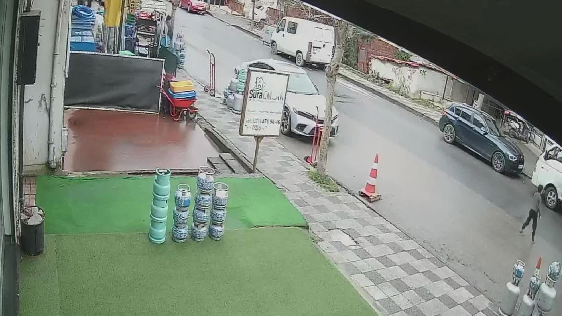 istanbulda-sahipsiz-kopekten-kacan-cocuga-iett-otobusunun-carpmasi-kamerada-haberi-Btq7OSXp.jpg