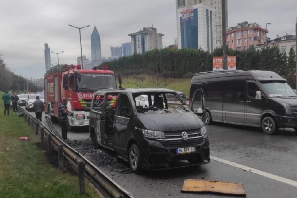 İstanbul’da TEM Otoyolu’nda seyir halindeki minibüs yandı haberi