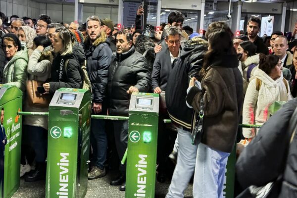 İstanbul’da toplu ulaşım istasyonlarında yoğunluk yaşanıyor haberi