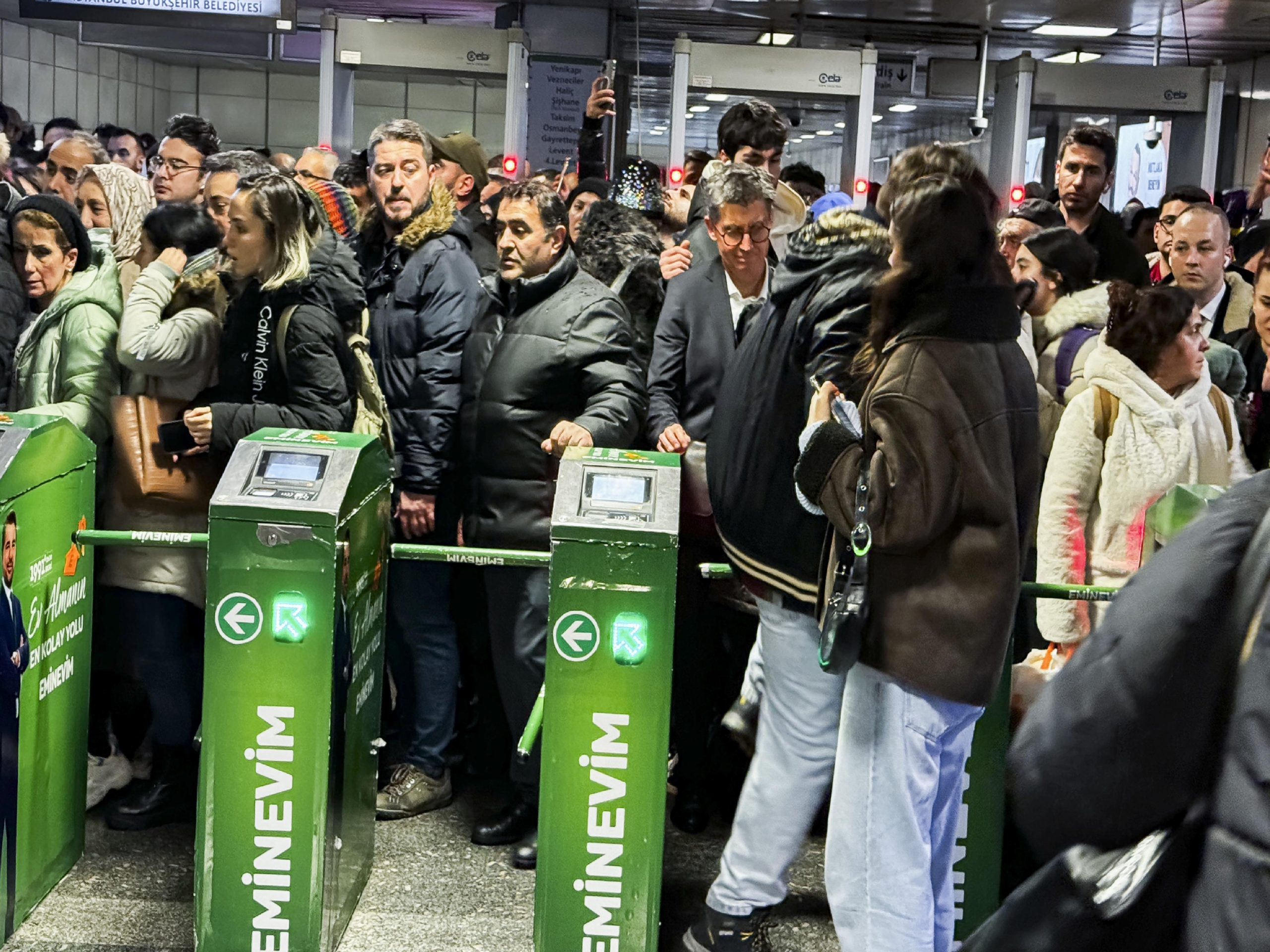 istanbulda-toplu-ulasim-istasyonlarinda-yogunluk-yasaniyor-haberi-QiGf5SEe.jpg