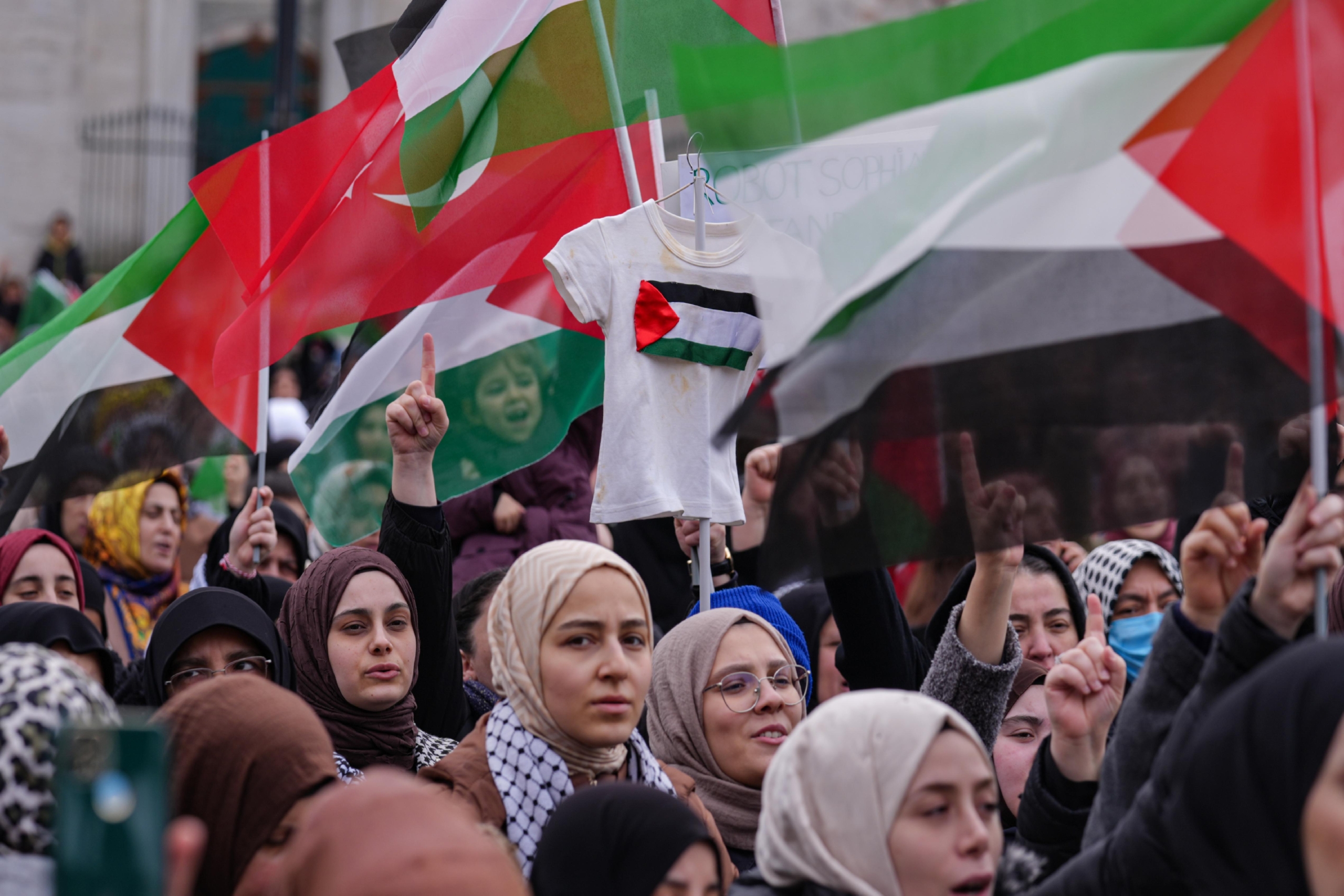 istanbulda-trumpin-filistinlileri-zorla-yerinden-etme-plani-protesto-edildi-haberi-wZTYmBzu.jpg