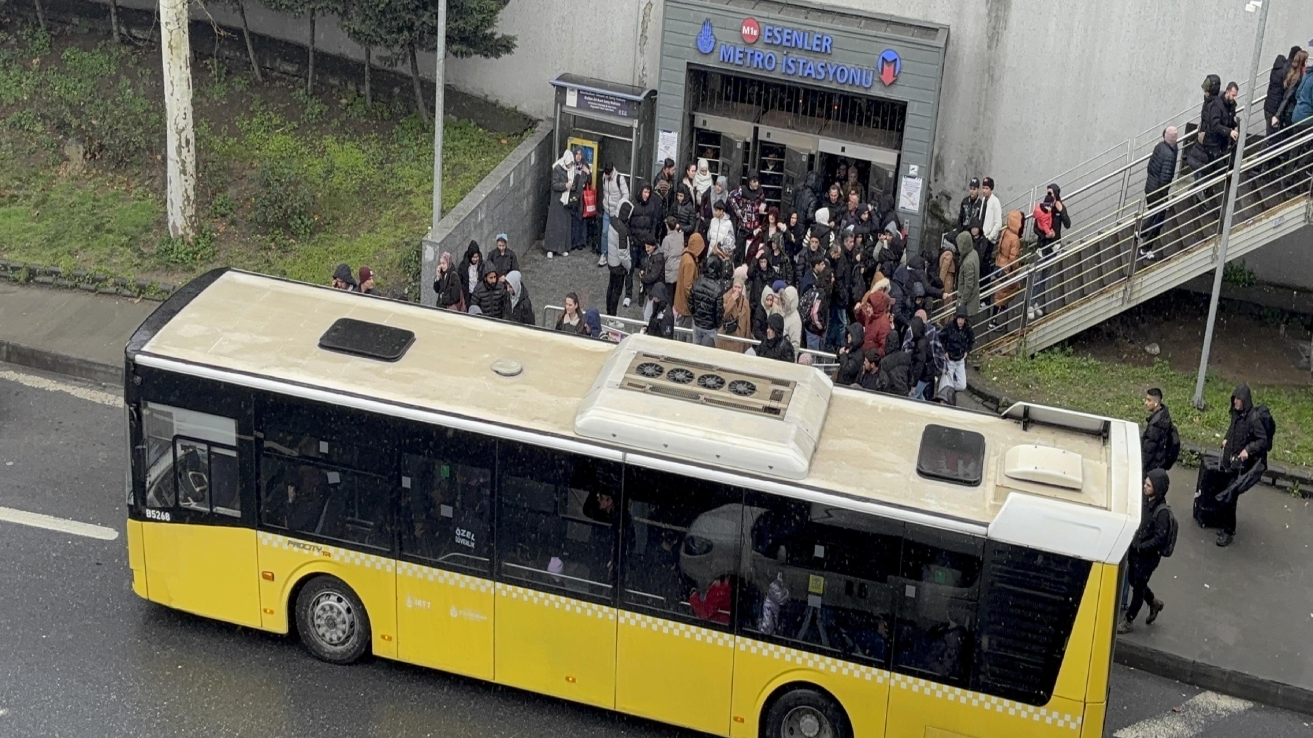istanbulda-viyaduk-duzenleme-calismasi-metro-hattindaki-yolculari-magdur-etti-haberi-cMb3pCfd.jpg