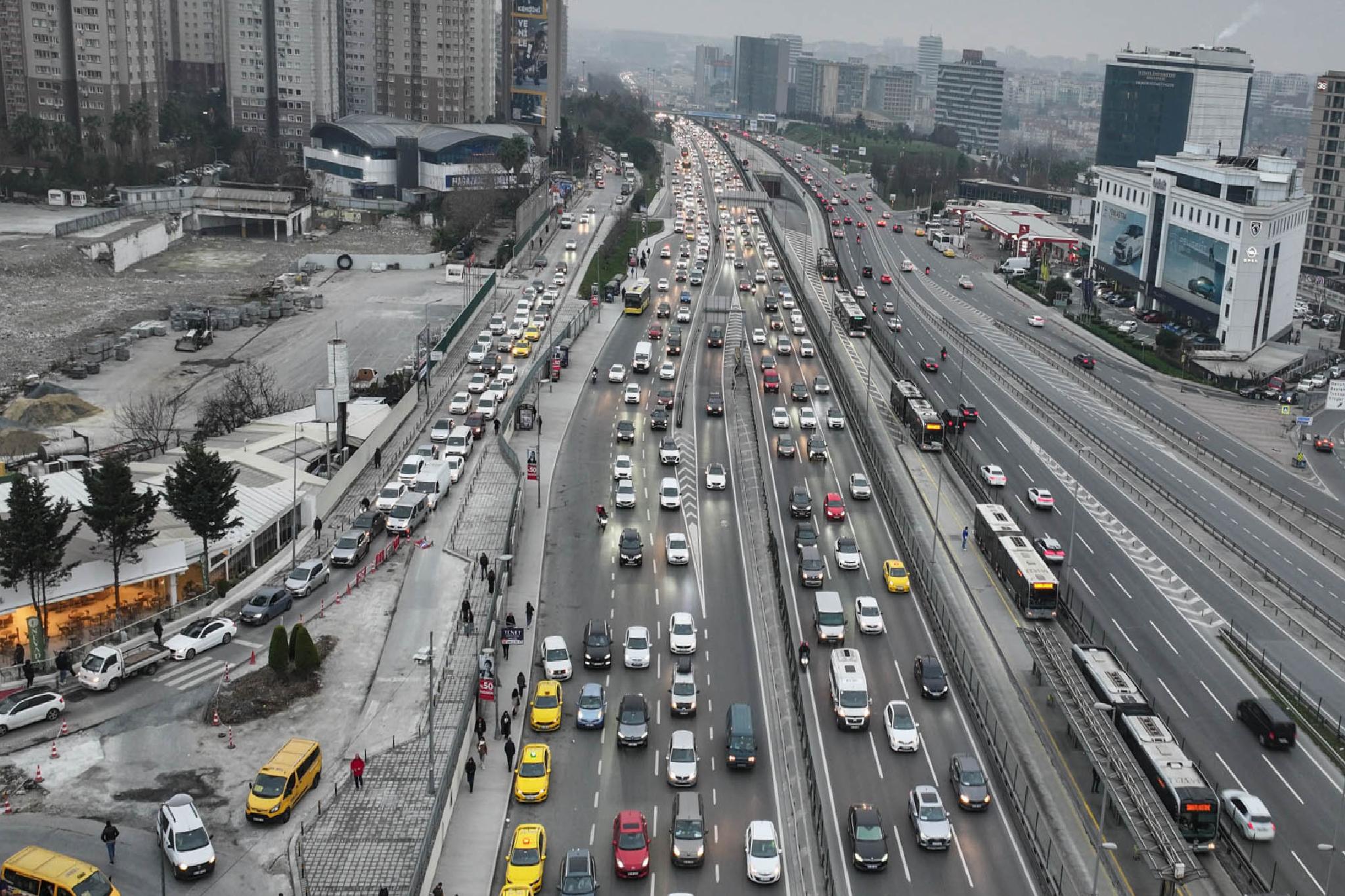 istanbulda-yariyil-tatilin-ardindan-okullarin-acilmasiyla-trafik-yogunlugu-olustu-haberi-q6skqDZG.jpg
