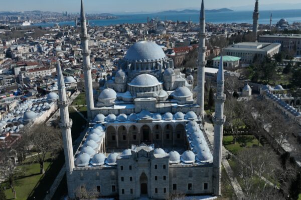 İstanbul’daki camiler mahyalarla süsleniyor haberi