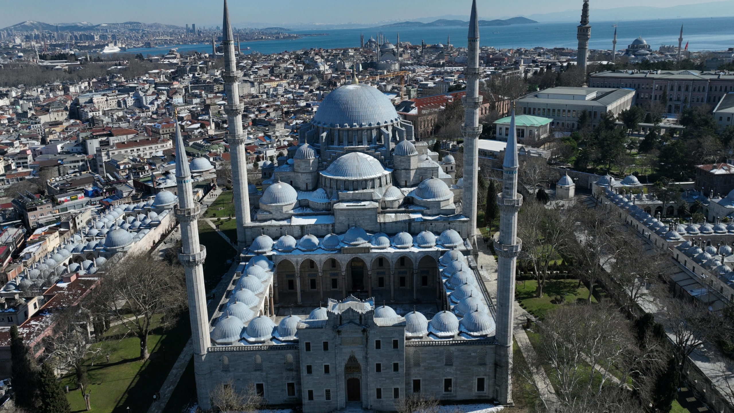 istanbuldaki-camiler-mahyalarla-susleniyor-haberi-pfzW8AIa.jpg