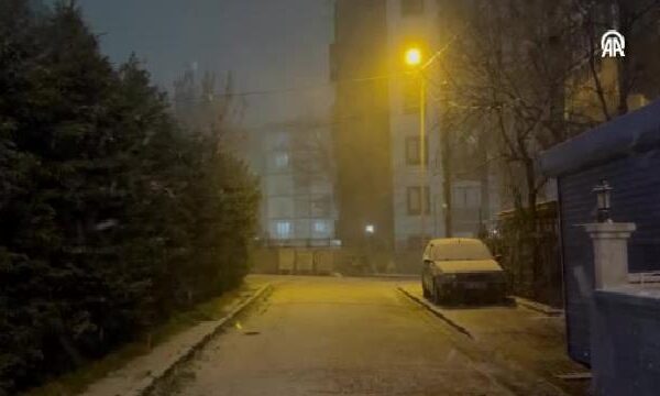 İstanbul’un bazı bölgelerinde kar yağışı aralıklarla sürüyor haberi