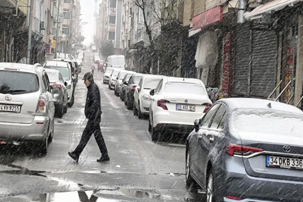 İstanbul’un bazı ilçelerinde kar yağışı etkili oluyor haberi
