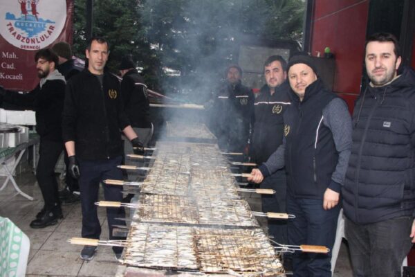İzmit’te 1 ton hamsi dağıtıldı haberi