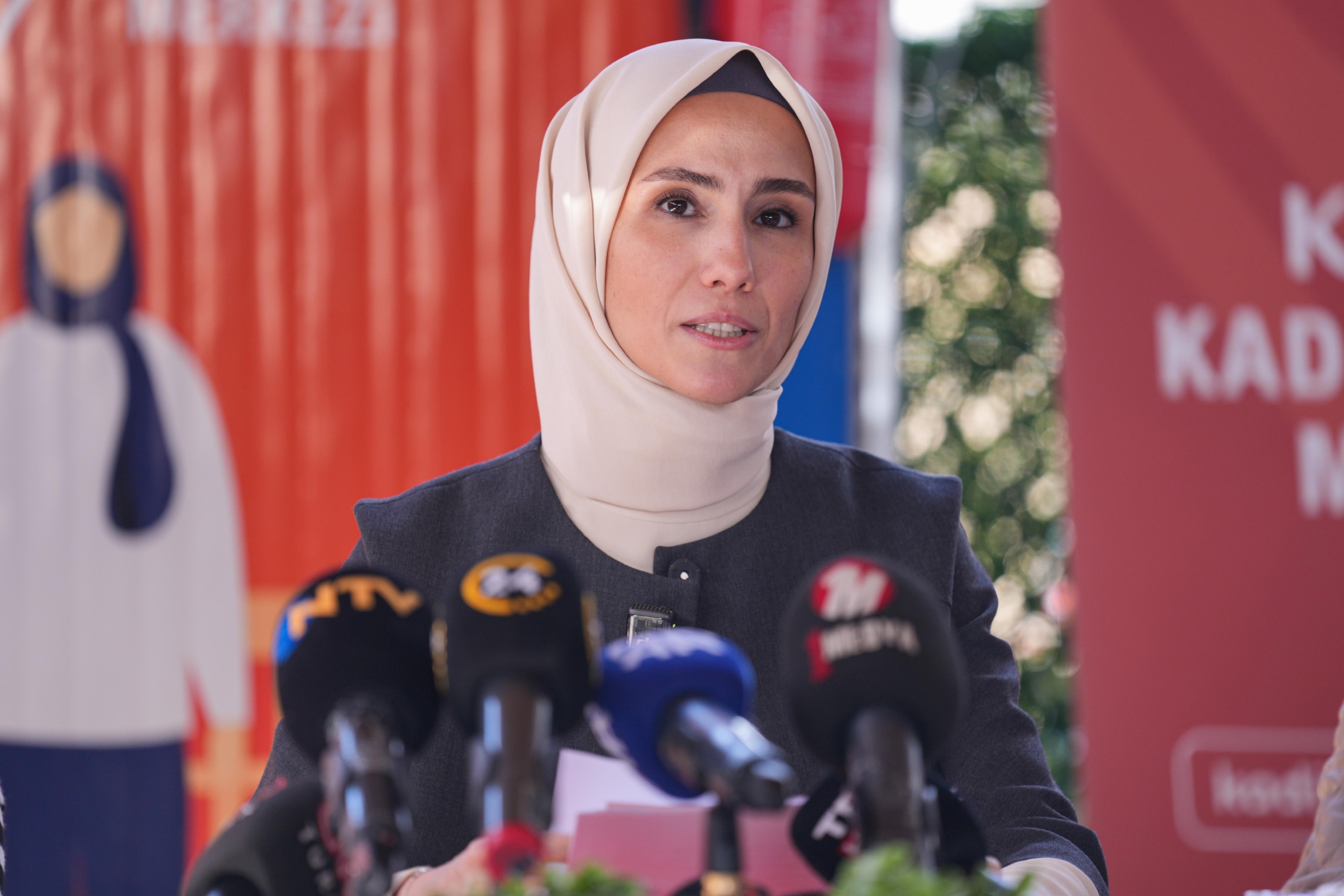 kadem-mutevelli-heyeti-baskani-bayraktar-kahramanmarasta-kadin-destek-merkezini-ziyaret-etti-haberi-PVzjRyzA.jpg