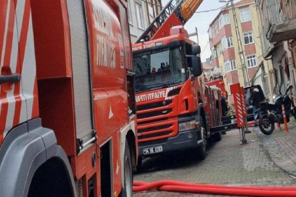 Kağıthane’de 3 katlı binanın çatısında çıkan yangın söndürüldü haberi