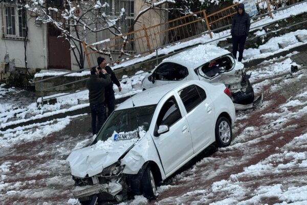 Kağıthane’de kar nedeniyle yokuşta kayan otomobil park halindeki araca çarptı haberi