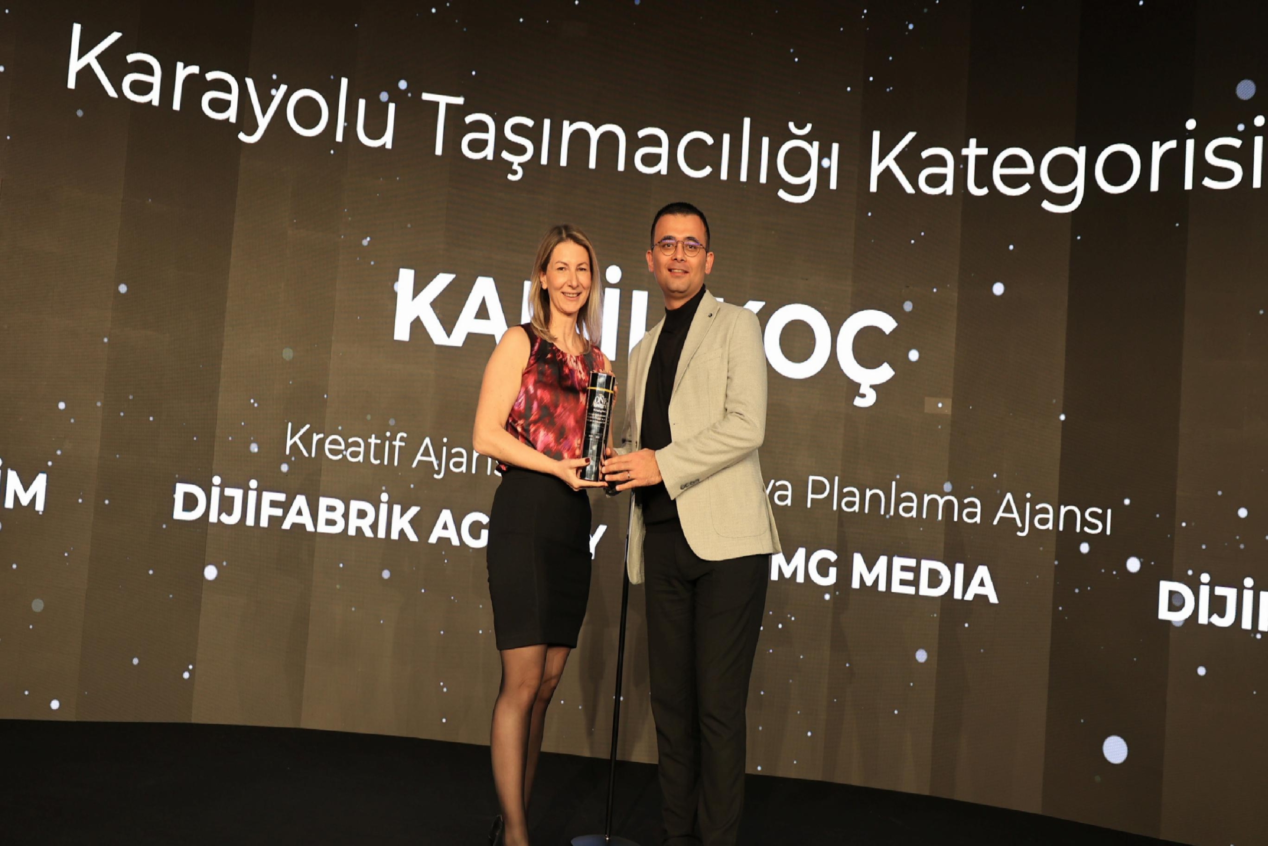 kamil-koc-the-one-awardsta-art-arda-4-kez-yilin-en-itibarlisi-secildi-haberi-rF8gat1t.jpg