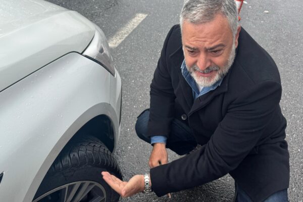 Kar yağışında araba kullanacak sürücülere güvenli sürüş önerileri haberi