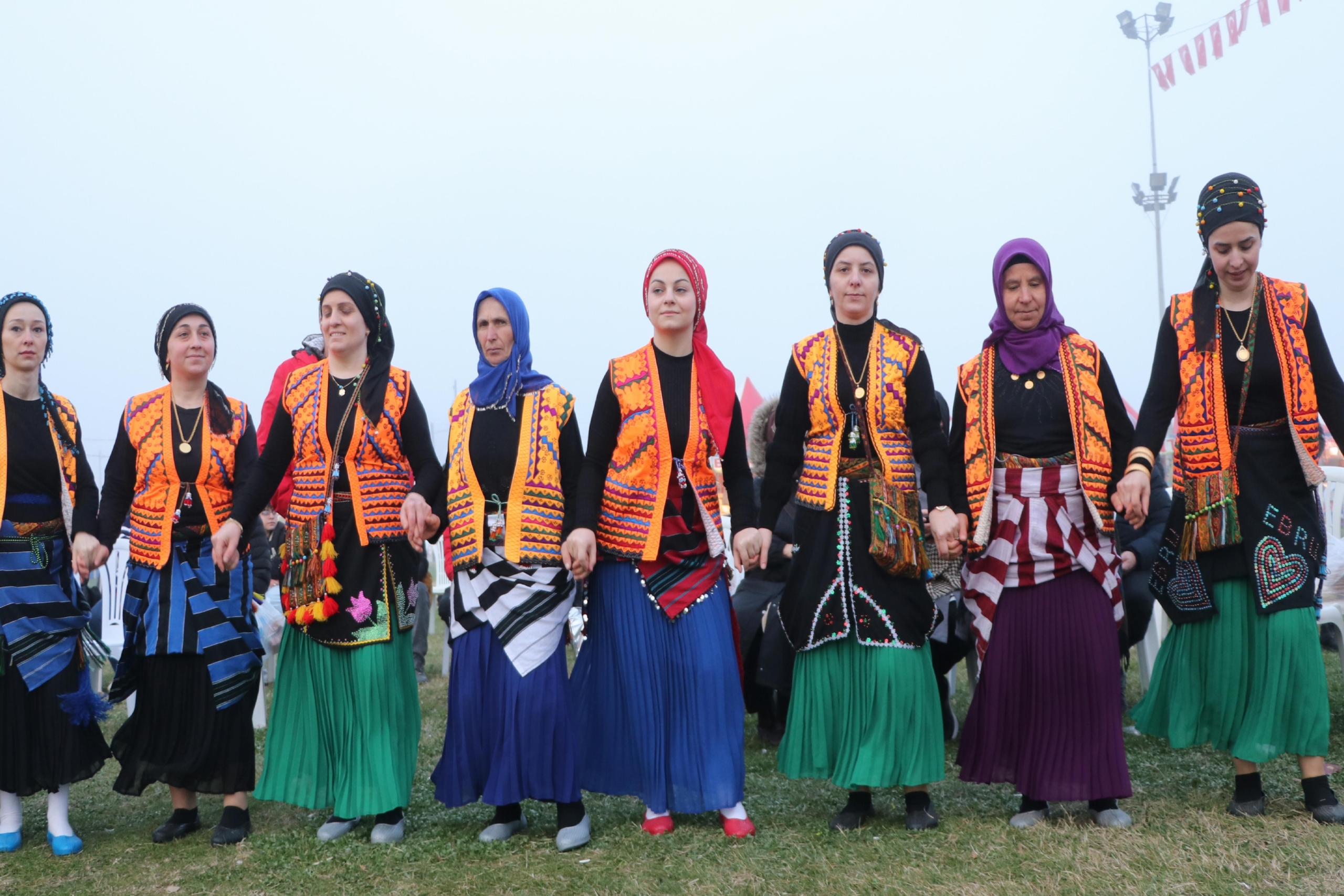 karadenizli-kadinlar-yoresel-kiyafetleriyle-tekirdagda-senliklere-renk-katiyor-haberi-cFlW7BLy.jpg