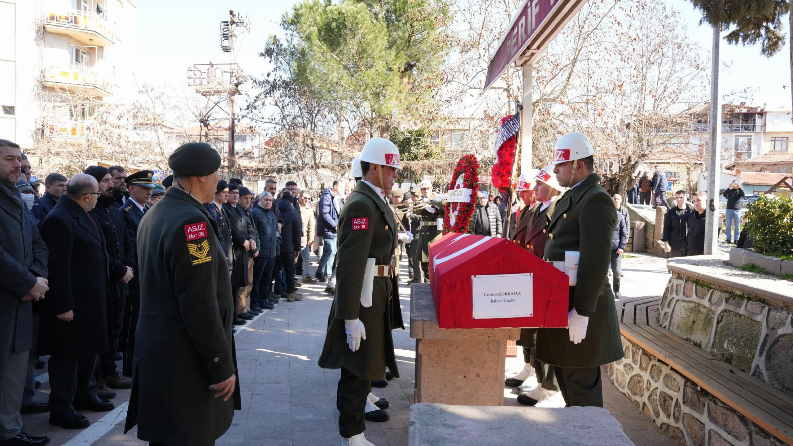 kibris-gazisi-korkmaz-son-yolculuguna-ugurlandi-haberi-1SF1q8gD.jpg