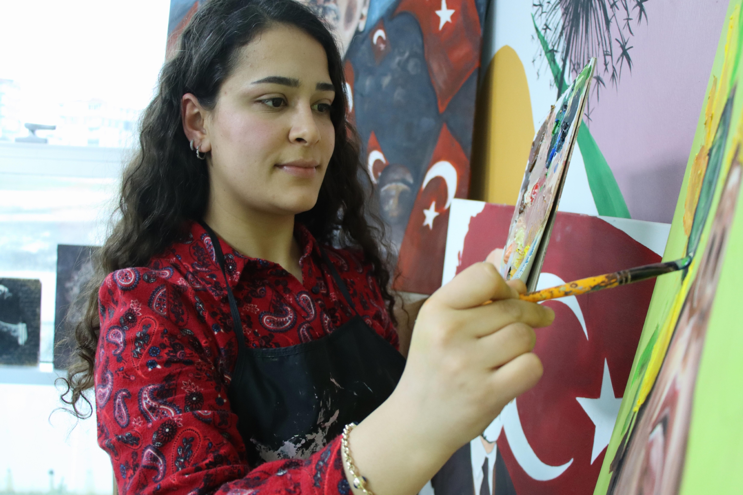 kirklarelili-genc-ressam-hayallerini-tuvale-bilgilerini-ogrencilere-aktariyor-haberi-ZpM16yij.jpg