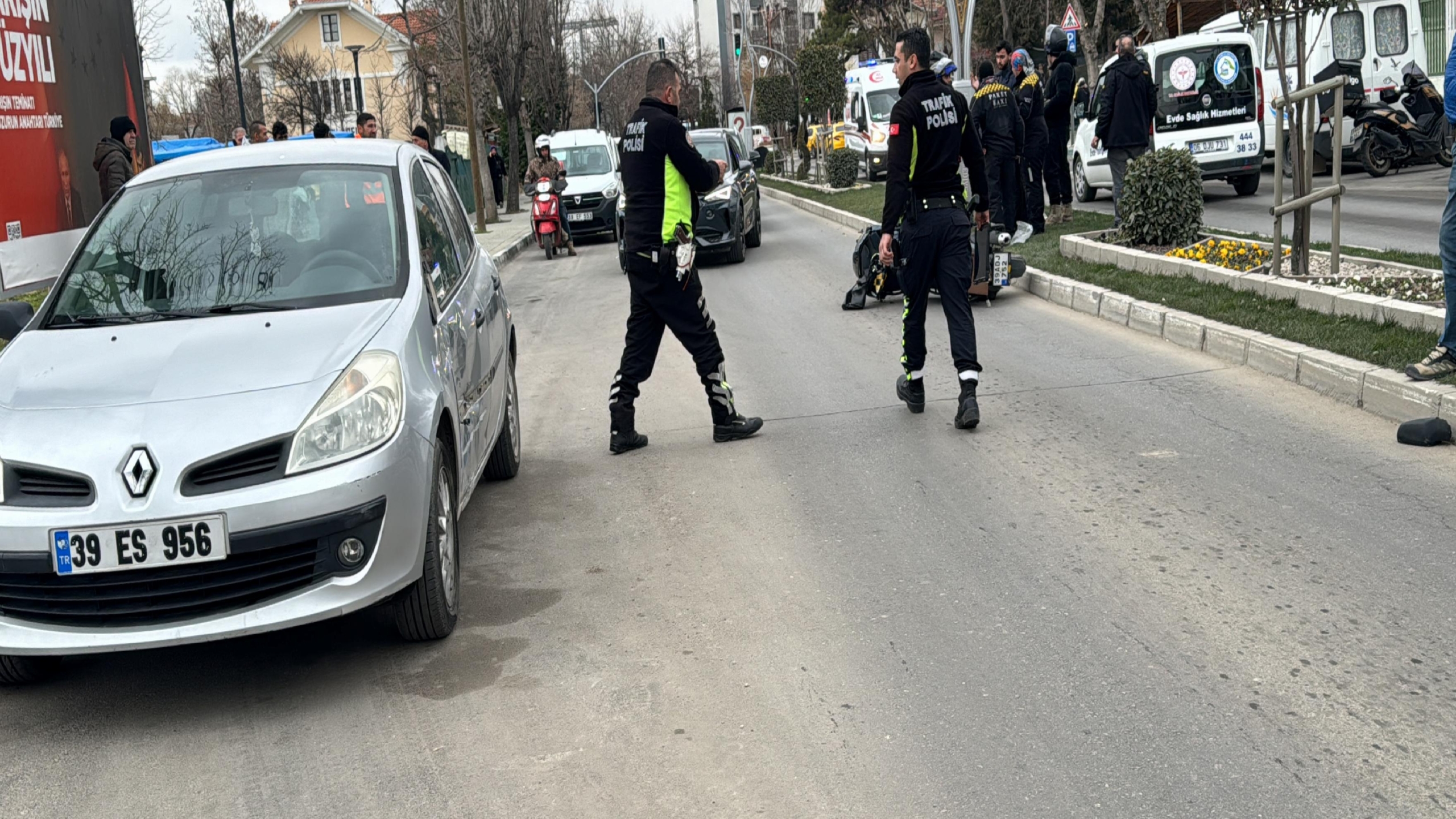 kirklarelinde-otomobil-ile-carpisan-motosikletteki-kurye-yaralandi-haberi-Ikby6I4C.jpg