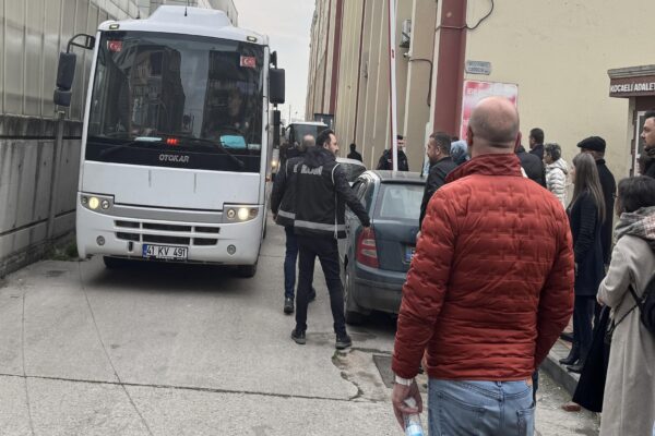 Kocaeli merkezli dolandırıcılık operasyonunda yakalanan 38 şüpheli adliyede haberi