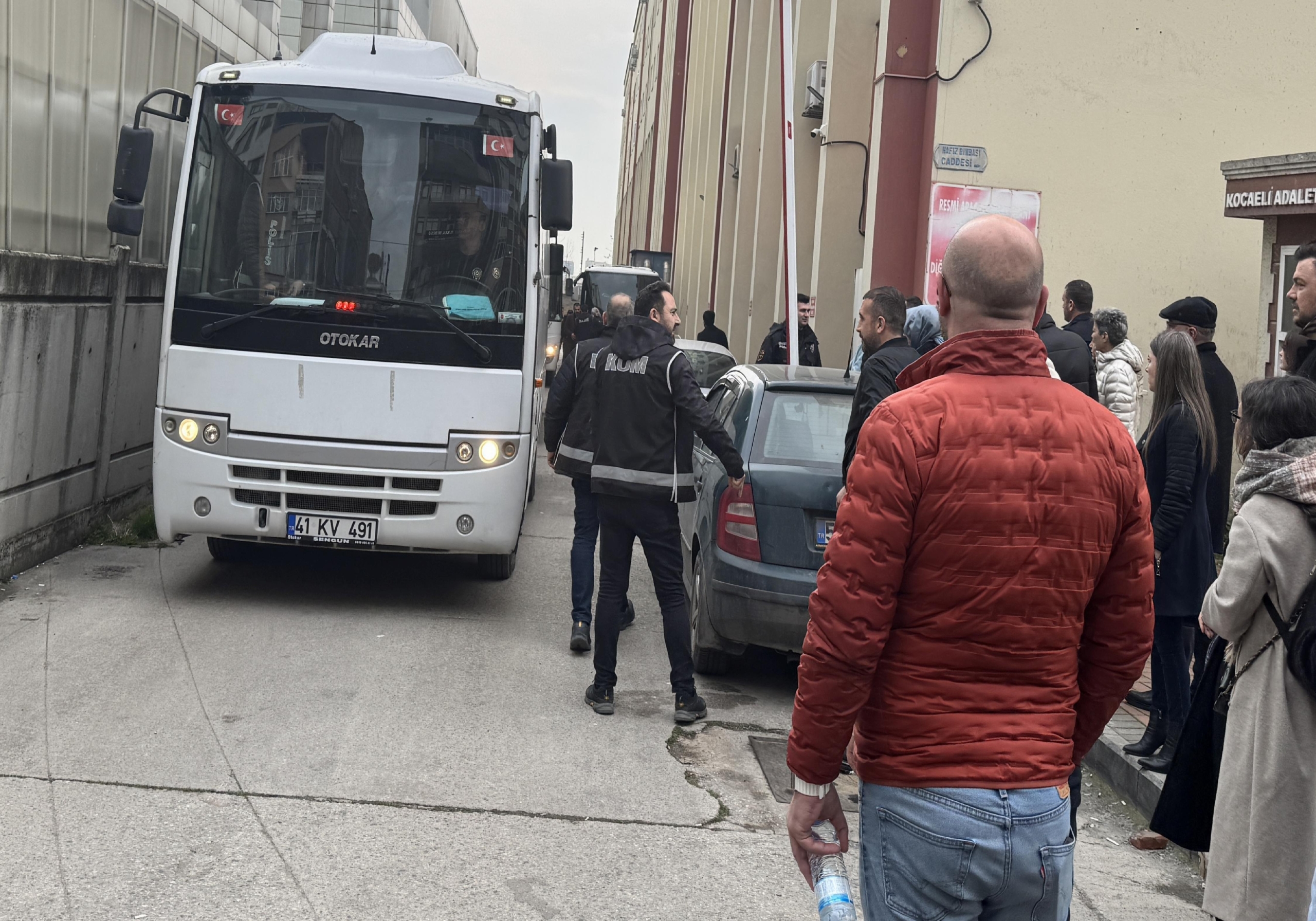 kocaeli-merkezli-dolandiricilik-operasyonunda-yakalanan-38-supheli-adliyede-haberi-x5S2vAb9.jpg