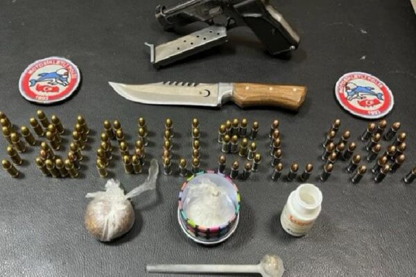 Kocaeli’de aracında ruhsatsız tabanca ile uyuşturucu ele geçirilen zanlı tutuklandı haberi