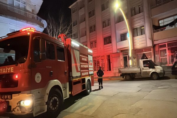 Kocaeli’de bir evin banyosundaki fayansların düşmesi nedeniyle 5 katlı bina tahliye edildi haberi