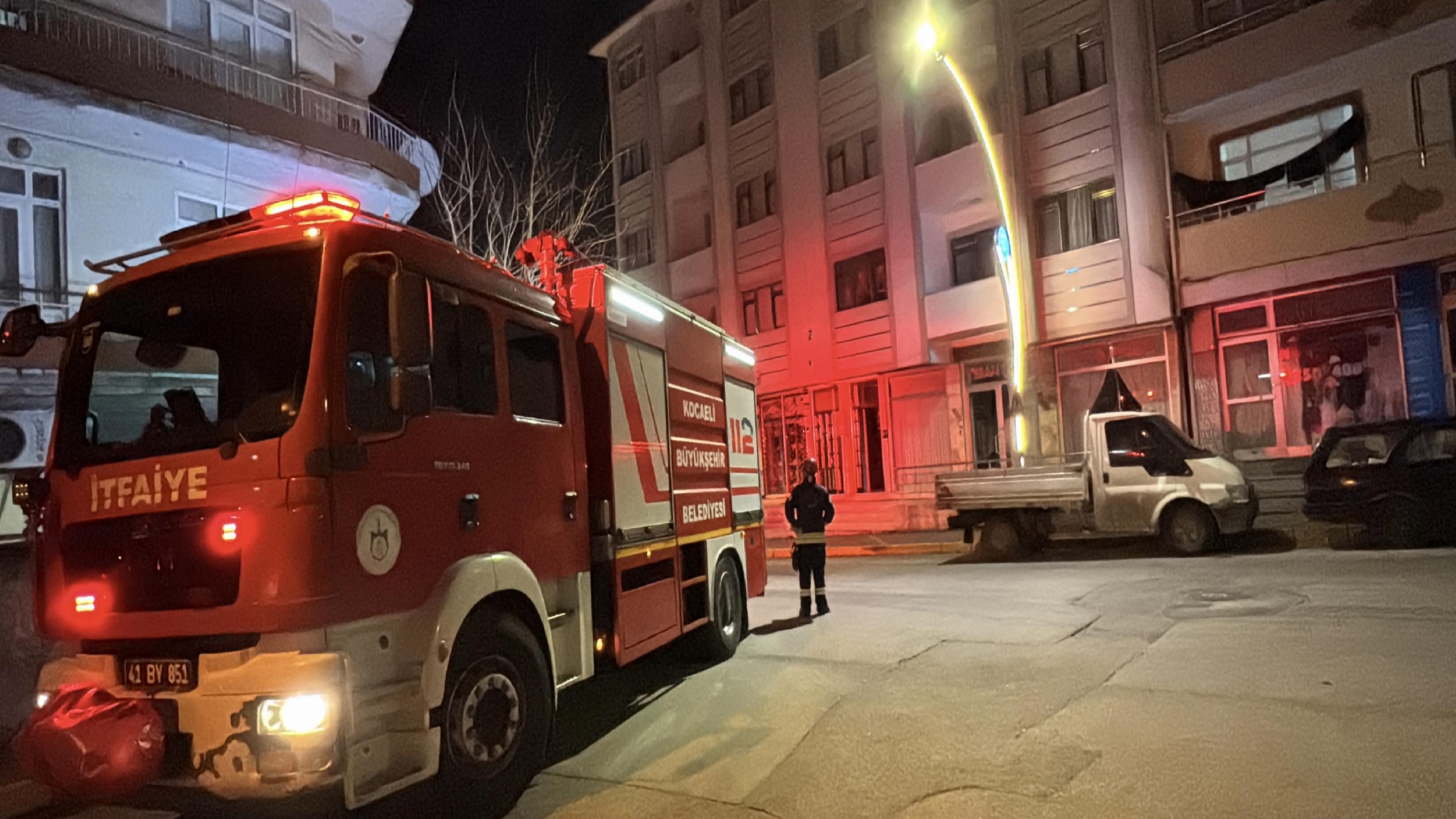 kocaelide-bir-evin-banyosundaki-fayanslarin-dusmesi-nedeniyle-5-katli-bina-tahliye-edildi-haberi-Z66nRK7O.jpg