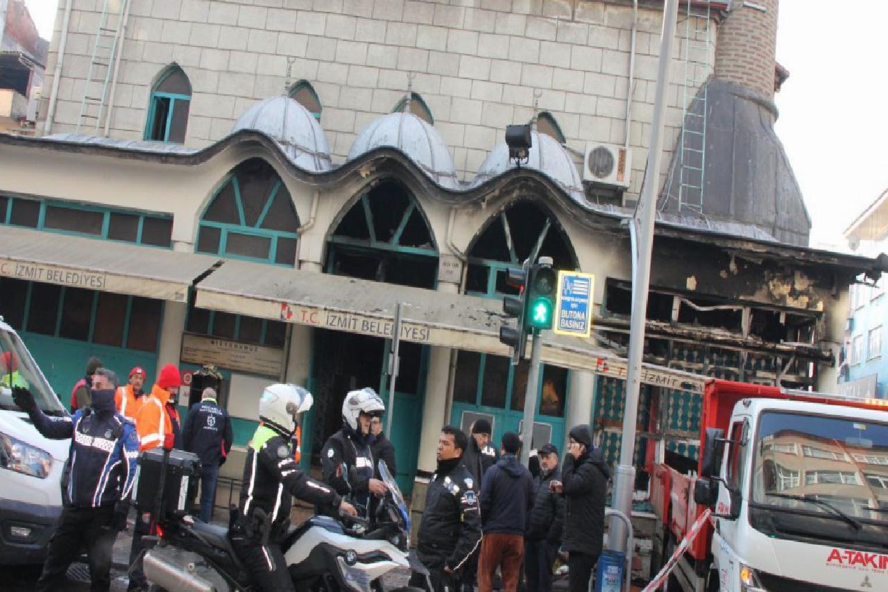 kocaelide-camide-cikan-yangin-hasara-yol-acti-haberi-j6RtVkmV.jpg