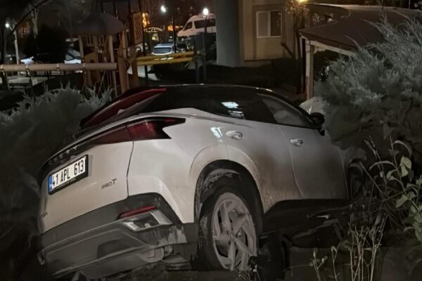 Kocaeli’de cipin sitenin otoparkından ağaçlık alana devrilmesi kamerada haberi