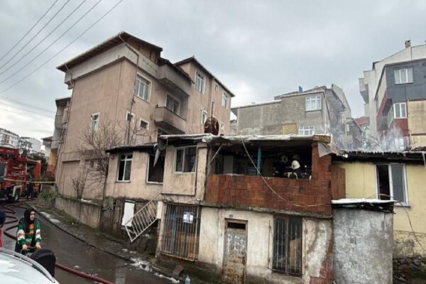 Kocaeli’de evde çıkan yangında dumandan etkilenen 5 kişi hastaneye kaldırıldı haberi