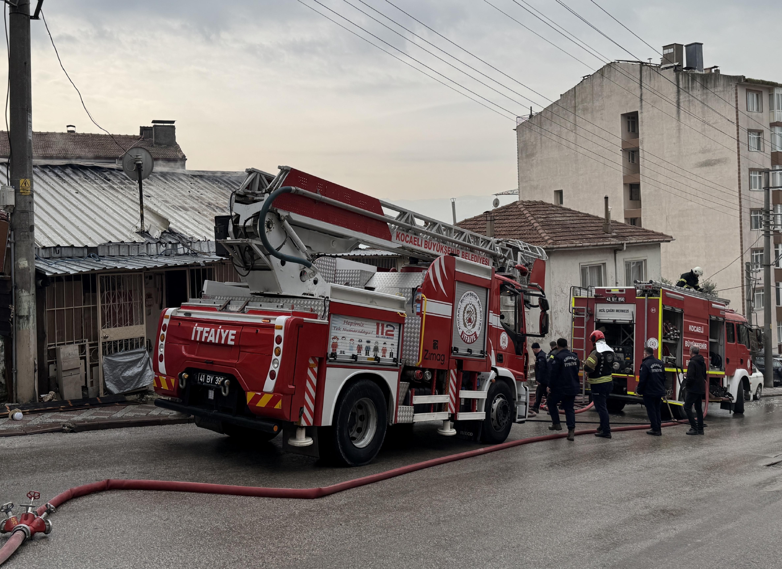 kocaelide-evin-catisinda-cikan-yangin-sonduruldu-haberi-Hbhb7RH3.jpg