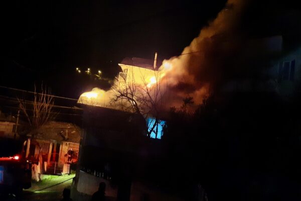Kocaeli’de evin çatısında çıkan yangın söndürüldü haberi