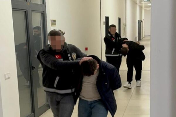 Kocaeli’de kendilerini polis olarak tanıtıp dolandırıcılık yapan 2 zanlı tutuklandı haberi