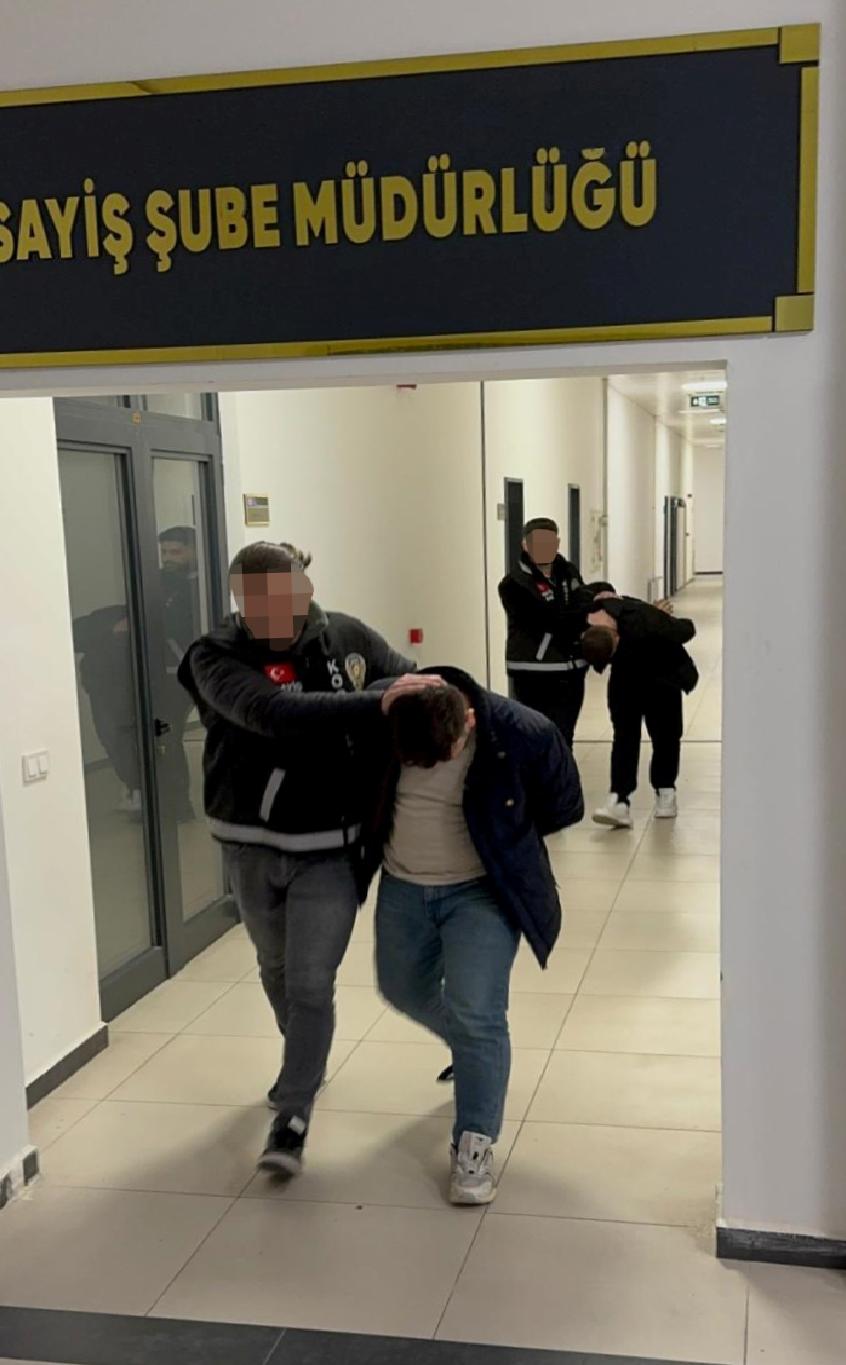 kocaelide-kendilerini-polis-olarak-tanitip-dolandiricilik-yapan-2-zanli-tutuklandi-haberi-jNBWk2E7.jpg