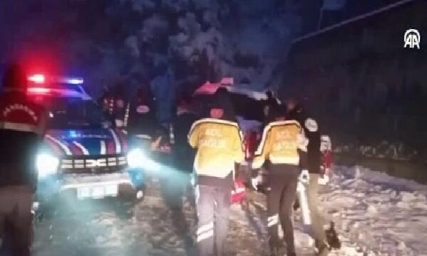 Kocaeli’de şarampole devrilen jandarma aracındaki 2 personel yaralandı haberi