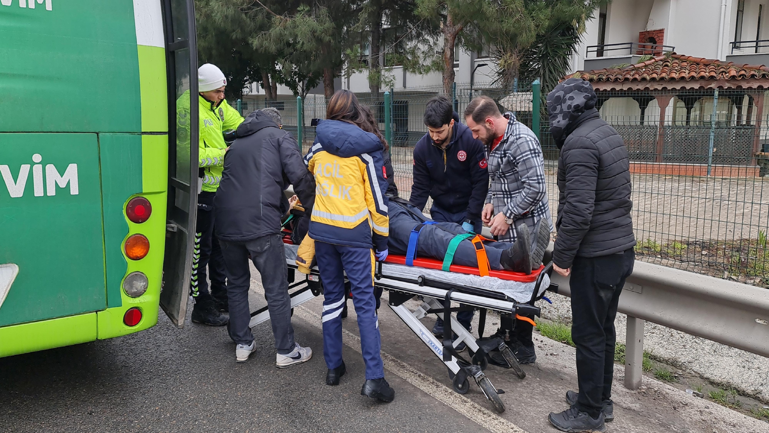 kocaelide-surucusu-direksiyon-basinda-fenalasan-otobusu-durduran-yolcu-macak-yasadiklarini-anlatti-haberi-4XY9O7Pr.jpg