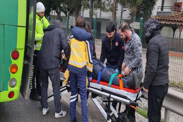 Kocaeli’de sürücüsü direksiyon başında fenalaşan otobüsü yolcunun durdurması kamerada haberi