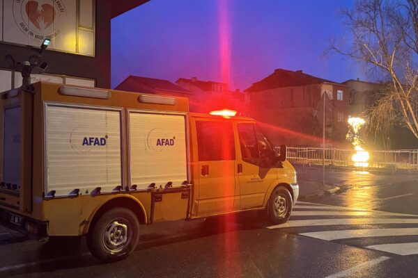 Kocaeli’de zemin etüdü sırasında çıkan metan gazı yanmaya devam ediyor haberi