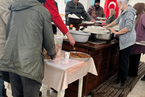 Köylerini ziyaret edenleri el birliğiyle hazırladıkları sofrada ağırlıyorlar haberi