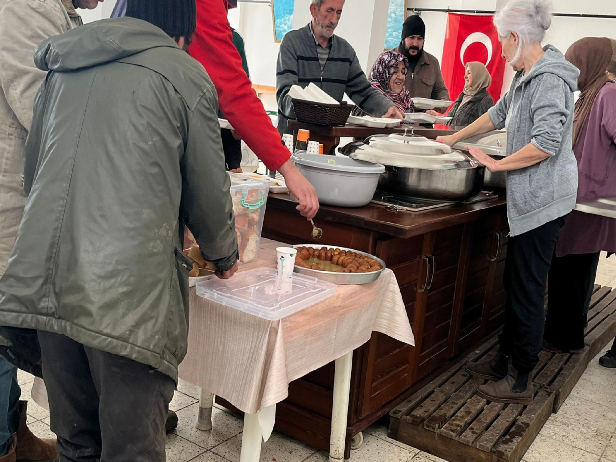 koylerini-ziyaret-edenleri-el-birligiyle-hazirladiklari-sofrada-agirliyorlar-haberi-5l42E6Ee.jpg