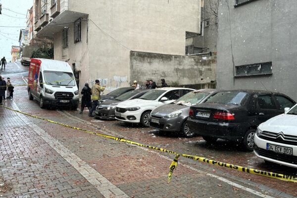 Küçükçekmece’de 13 katlı binanın çatısına yıldırım düştü haberi