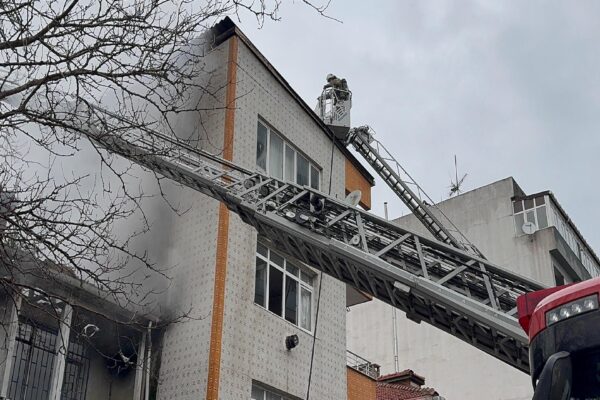 Küçükçekmece’de 2 katlı binada çıkan yangın söndürüldü haberi