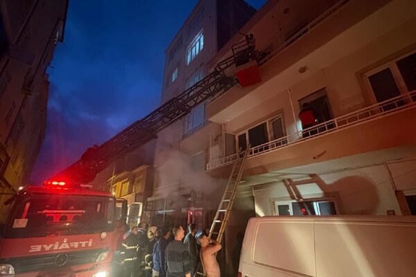 Lüleburgaz’da bir apartman dairesinde çıkan yangında mahsur kalan 13 kişi kurtarıldı haberi
