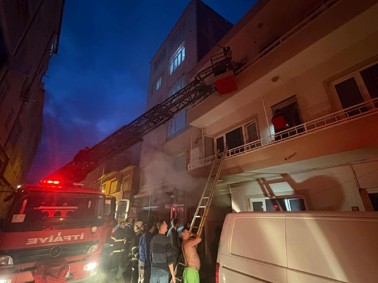 luleburgazda-bir-apartman-dairesinde-cikan-yanginda-mahsur-kalan-13-kisi-kurtarildi-haberi-Fd14zOzM.jpg