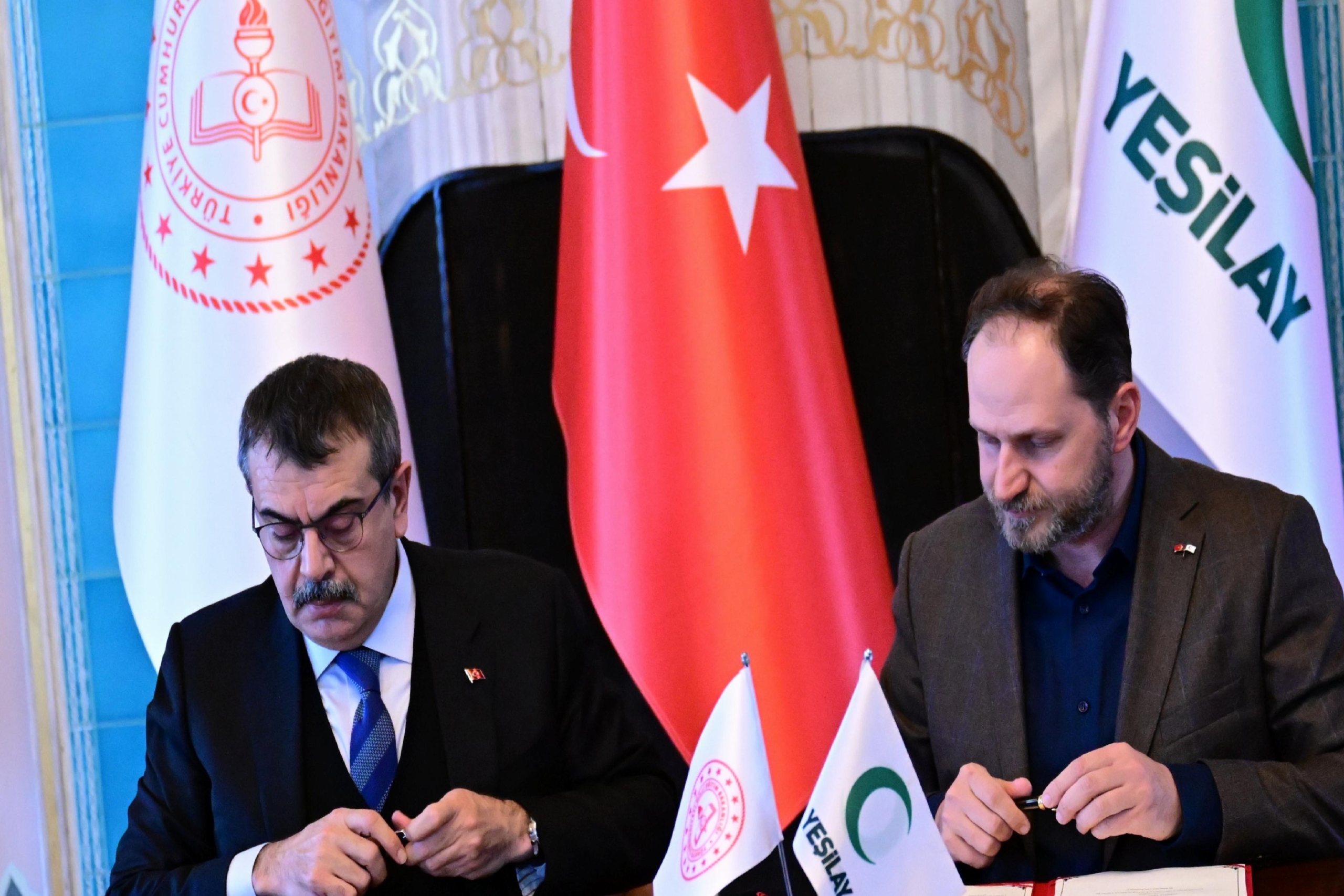 meb-ile-yesilay-arasinda-isbirligi-protokolu-imzalandi-haberi-QPRnwG7Q.jpg