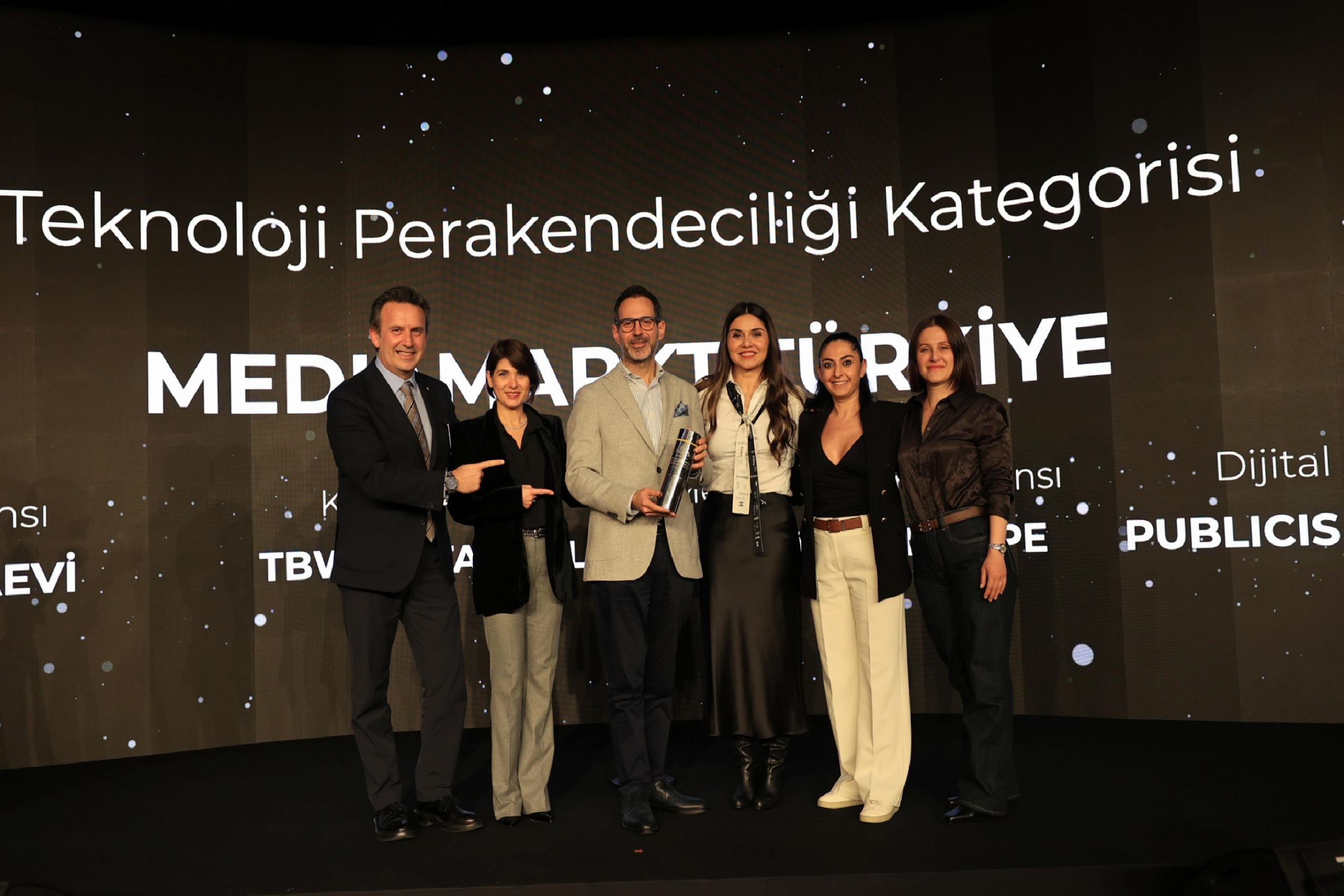 mediamarkt-turkiye-the-one-awardsta-yilin-itibarlisi-secildi-haberi-Hd4kHaur.jpg