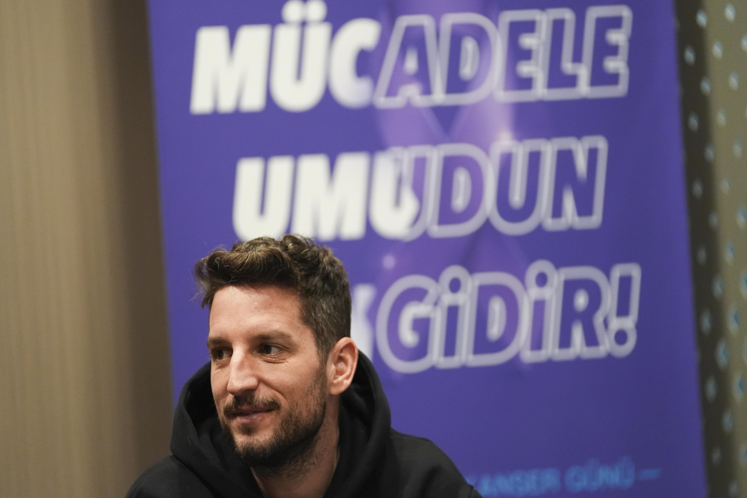 mertens-ve-berkan-kutlu-dunya-kanser-gunu-etkinligine-katildi-haberi-rBIfjMkK.jpg