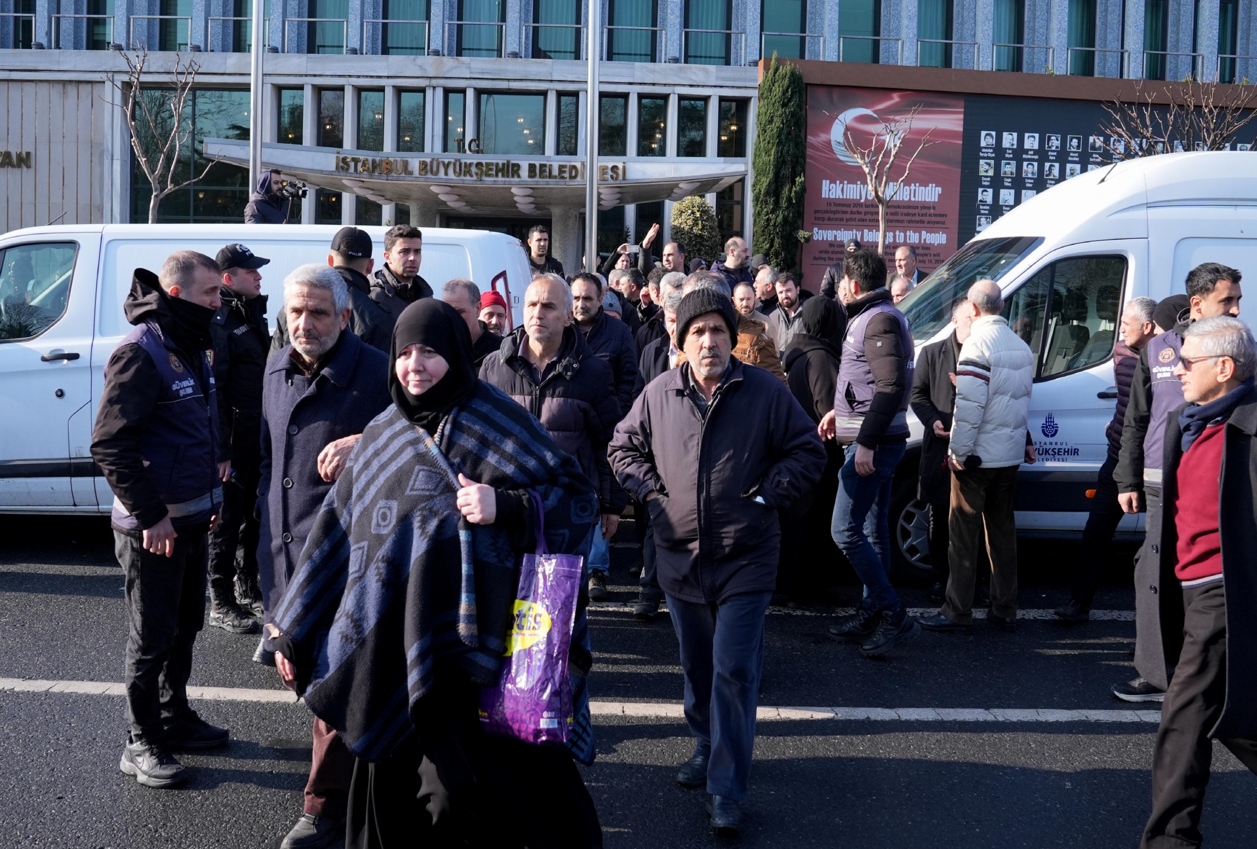 minibusleri-81-taksiye-donusen-esnaftan-ibb-onunde-eylem-haberi-m9NurLLG.jpg