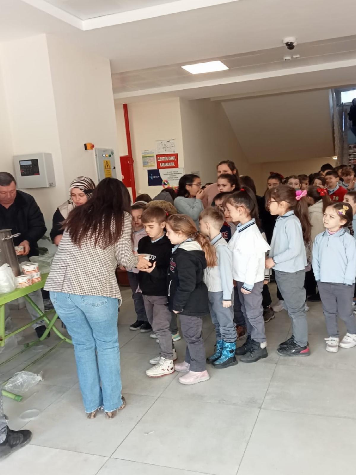 osmaneli-belediyesinden-ogrencilere-corba-ikrami-haberi-4X1kENv3.jpg