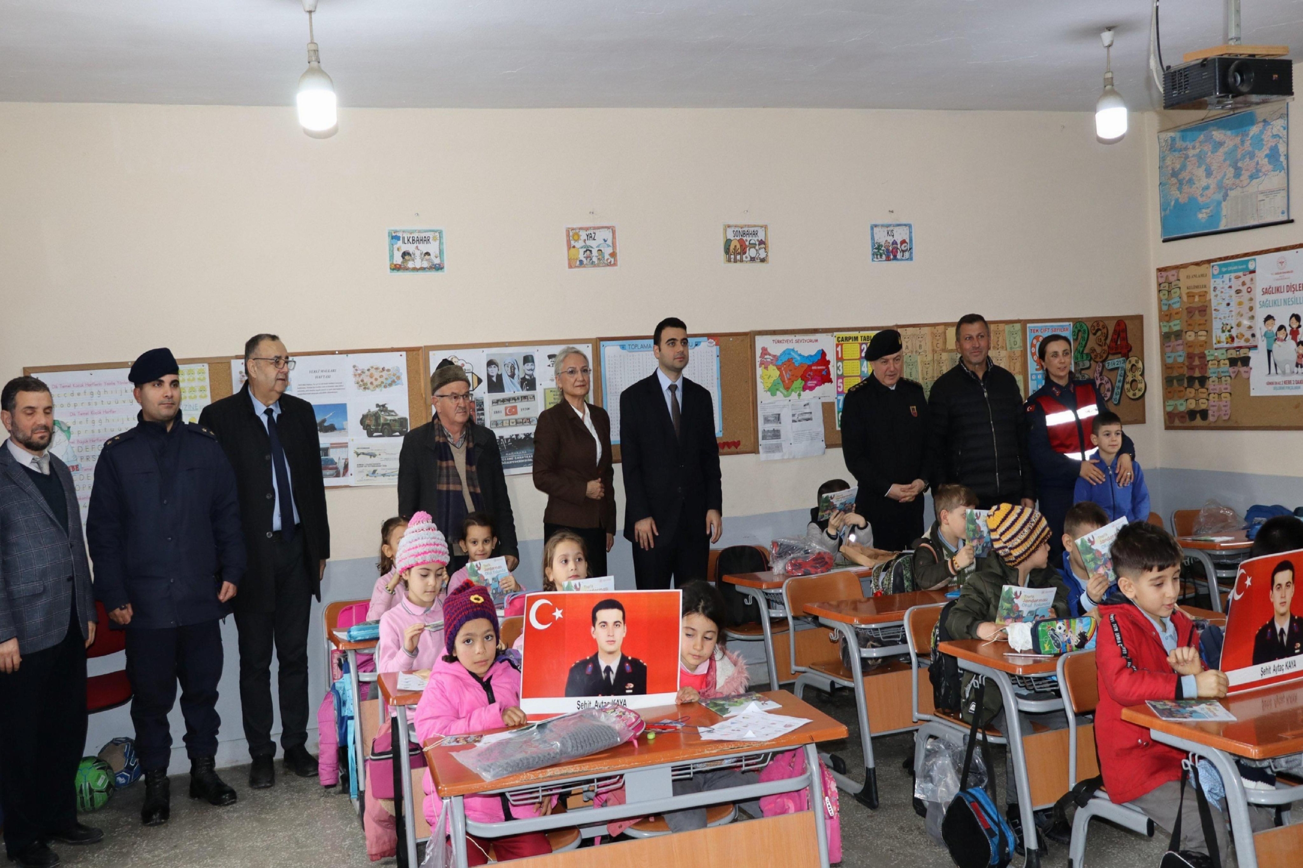 osmanelinde-jandarma-asayis-vakfi-koy-okulunu-ziyaret-etti-haberi-9WAgXDIl.jpg